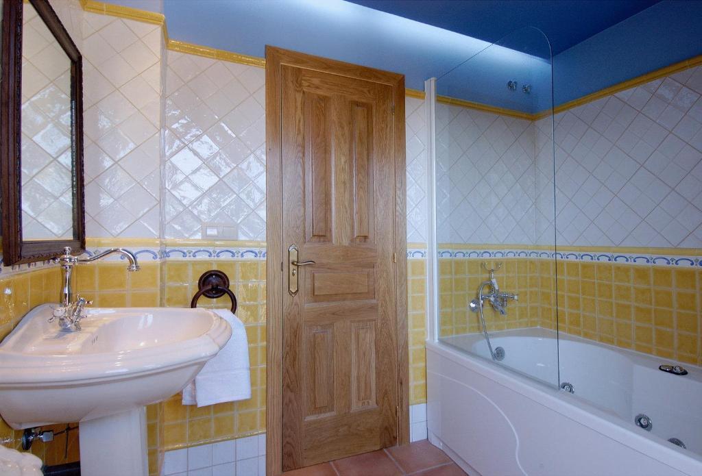 As Adegas Guest House Poio Room photo